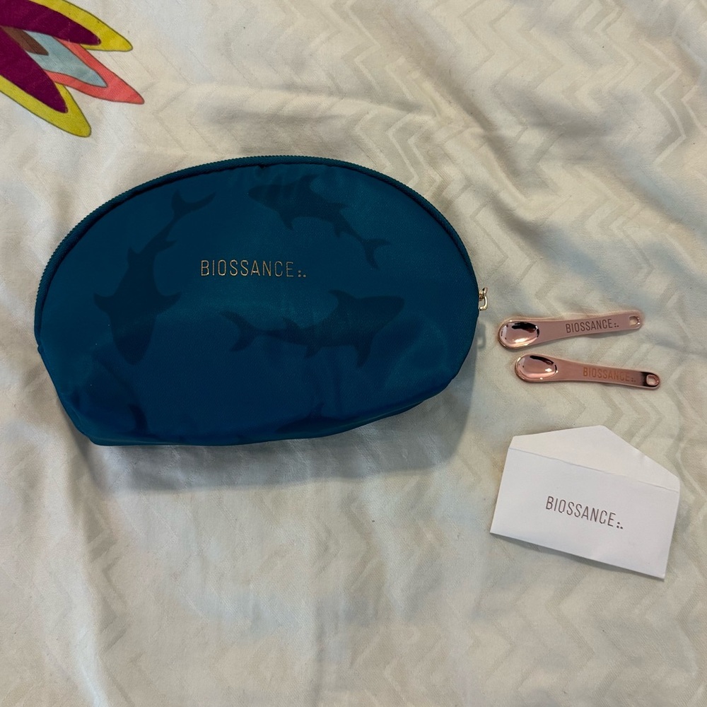 BIOSSANCE TRAVEL BAG AND TWO SPATULAS. NEW.